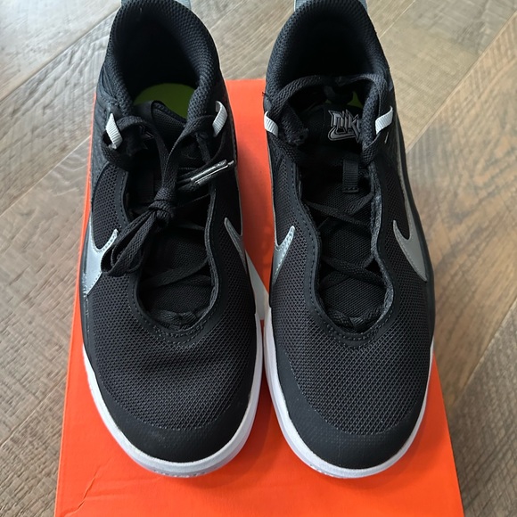 Nike Youth Team Hustle Basketball Shoes - Picture 2 of 4